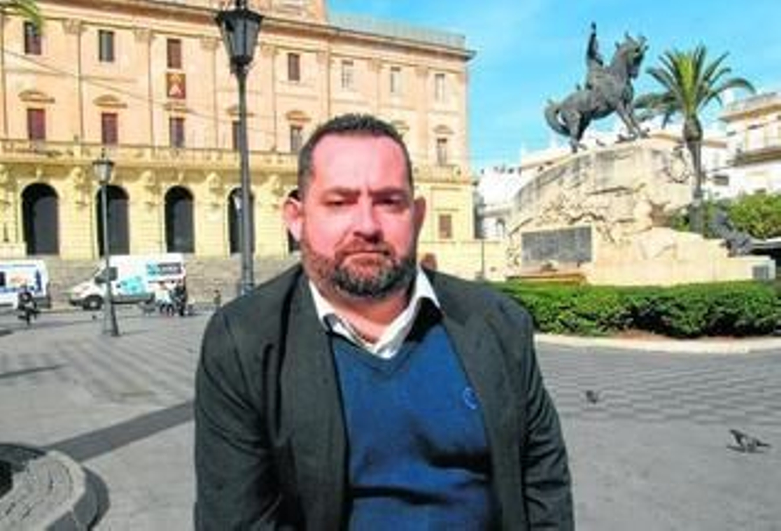 Trini de La Isla posa en la plaza del Rey con el Ayuntamiento al fondo el día de la entrevista.