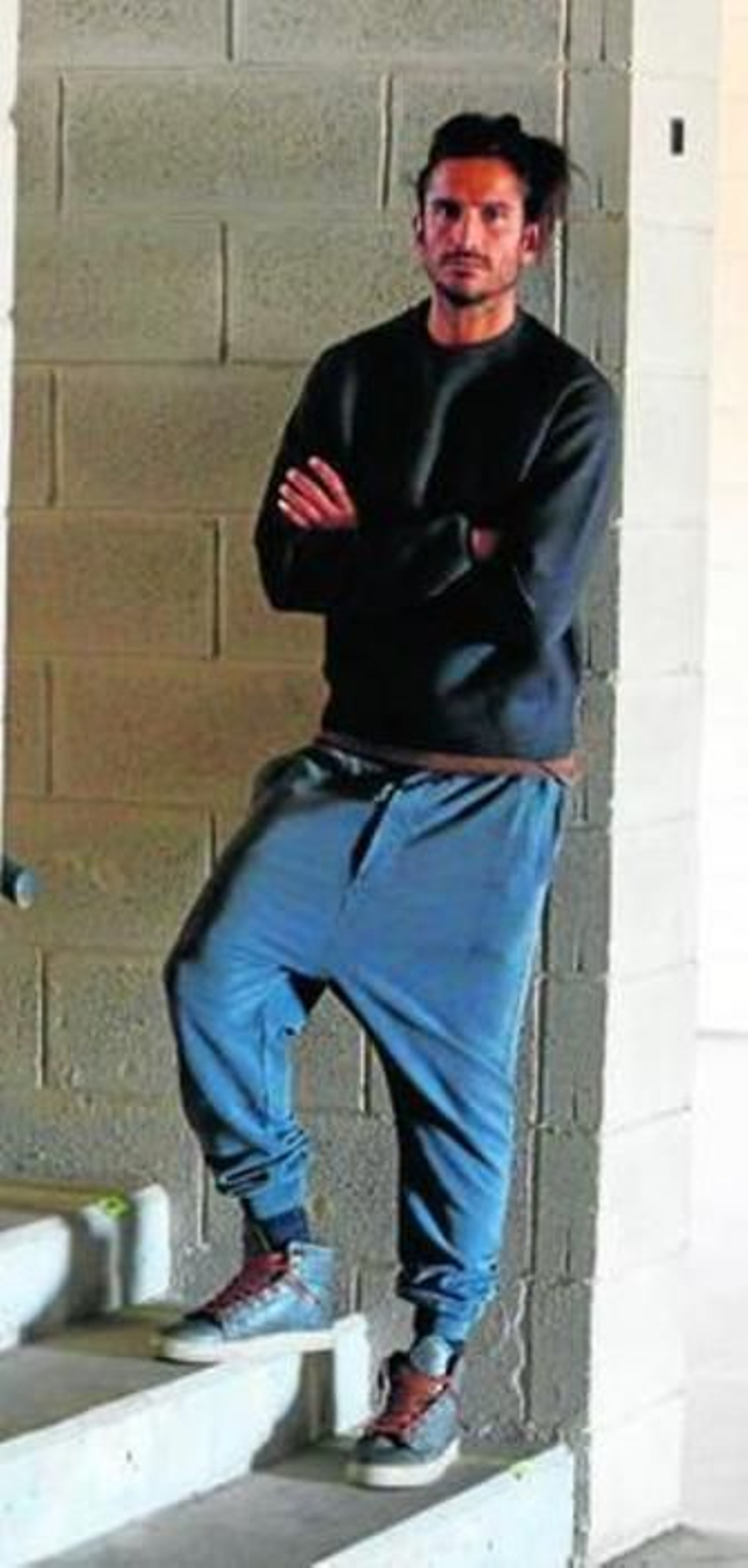 Angeleri posa en el estadio de atletismo.