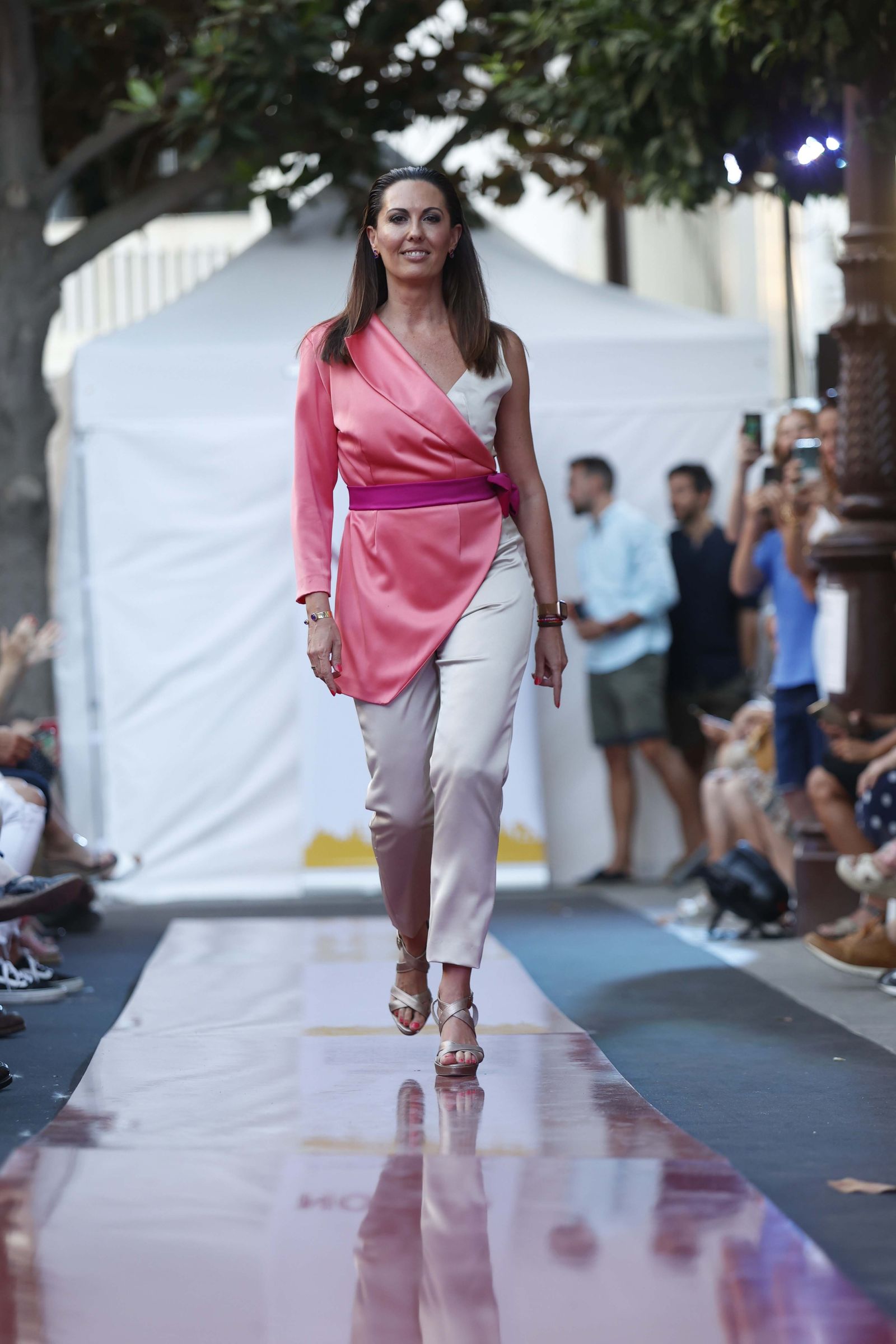 Las imágenes del Desfile de Jóvenes Diseñadores en la Plaza de la Magdalena