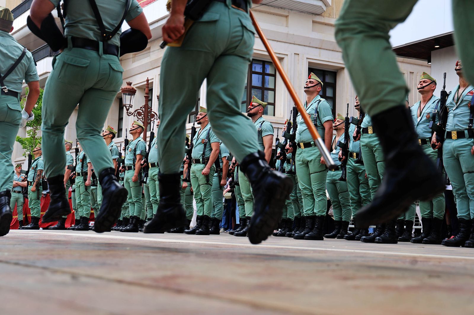 Sábado de Pasión: Imágenes de la procesión del Cristo de la Vera+Cruz portado por el Grupo de Caballería Ligero Acorazado 'Reyes Católicos' II de la Legión de Ronda