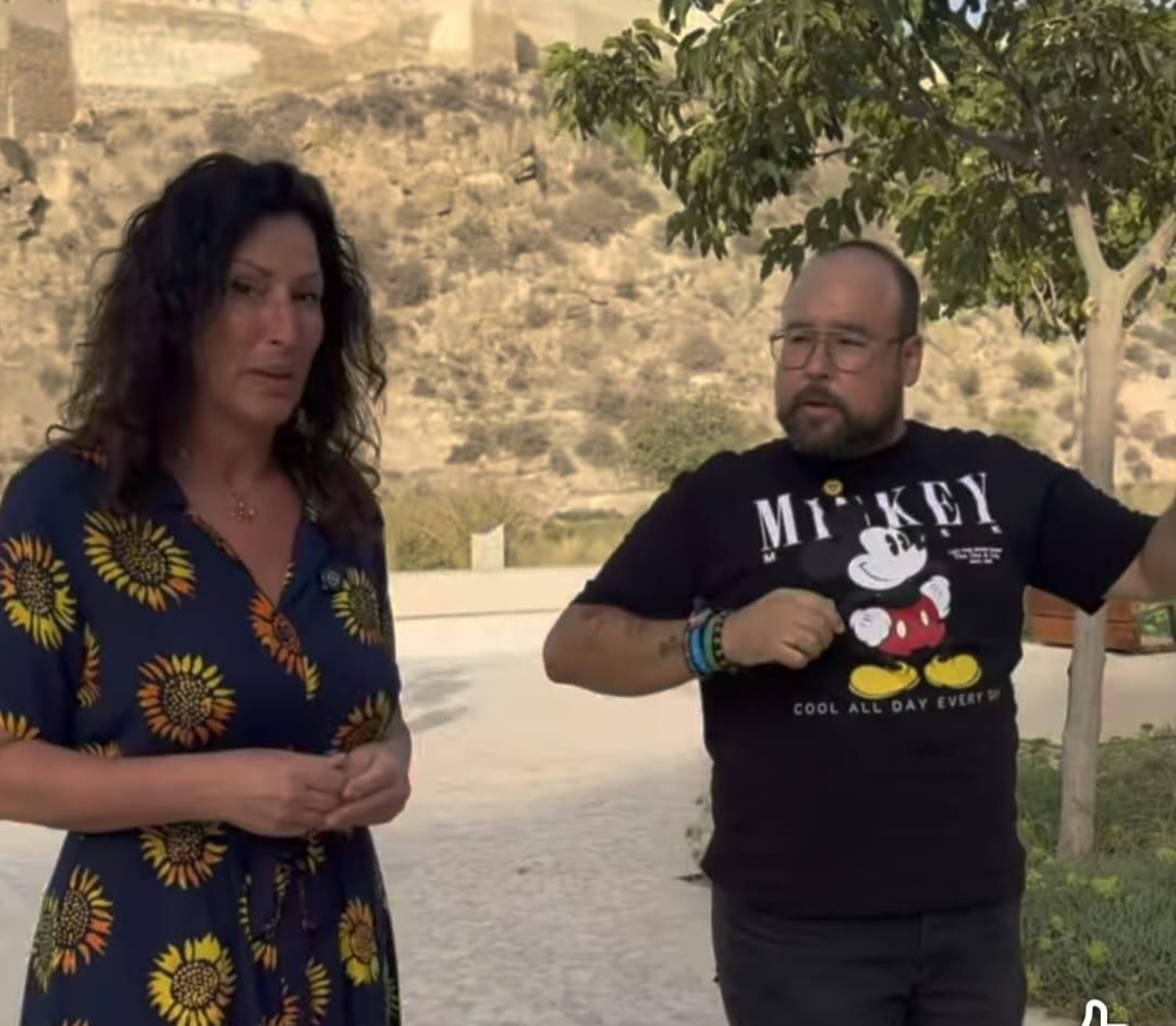 María del Mar Váquez, alcaldesa de Almería, junto a Vicente Martínez, el pregonero de la Feria y Fiestas Mayores de Almería en honor a la Virgen del Mar 2025