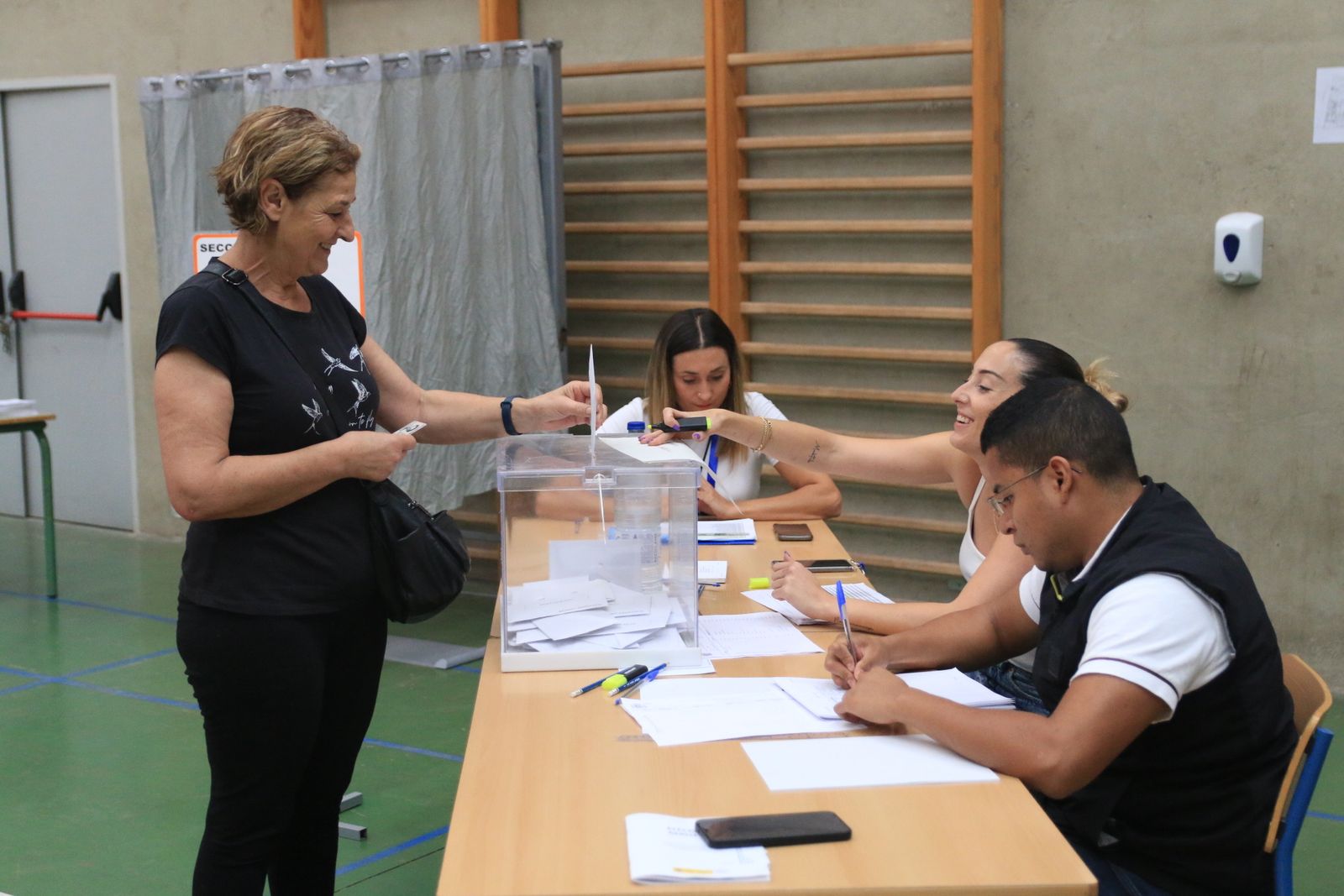 Imagen de votantes en Almería.