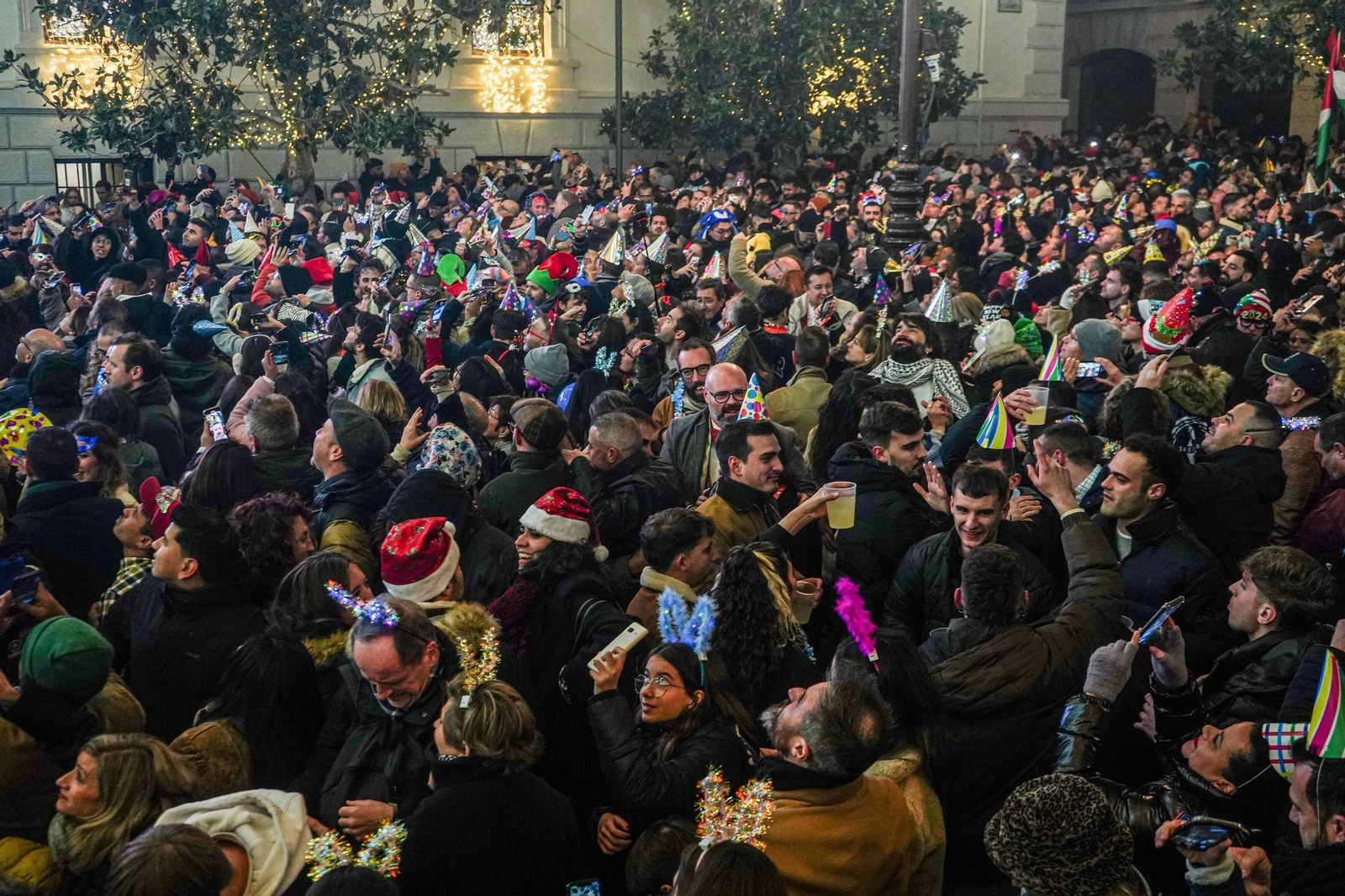 Así se vivieron las campanadas en la Plaza del Carmen de Granada: uvas y fiesta para recibir a 2024