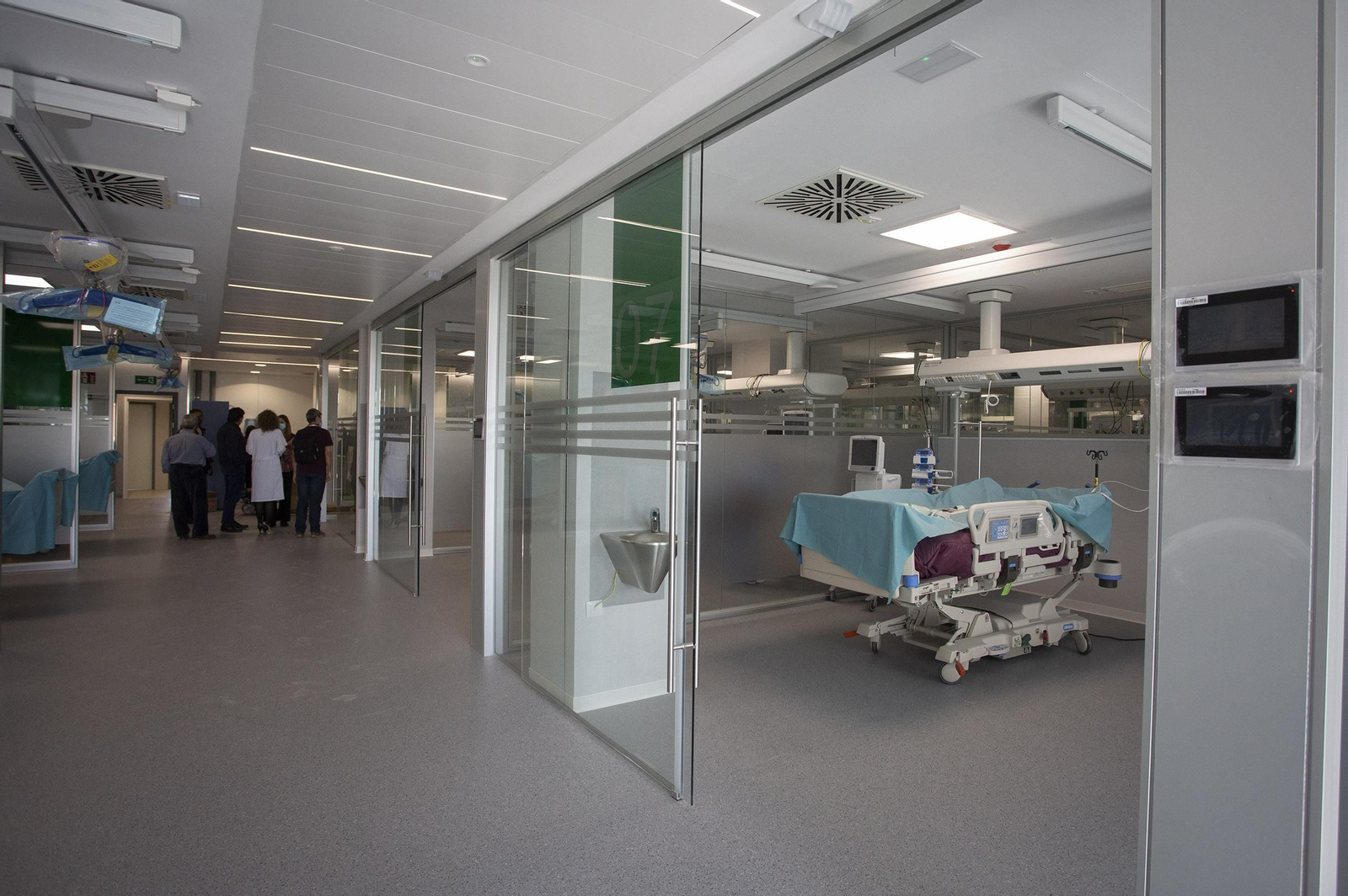 Las imágenes de la visita al interior del Hospital Militar de Sevilla