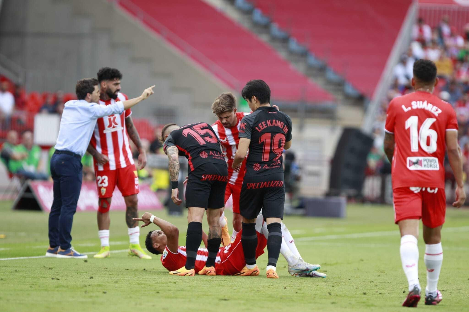 Rubi, en segundo término, da instrucciones a Samu Costa en el choque ante el Mallorca