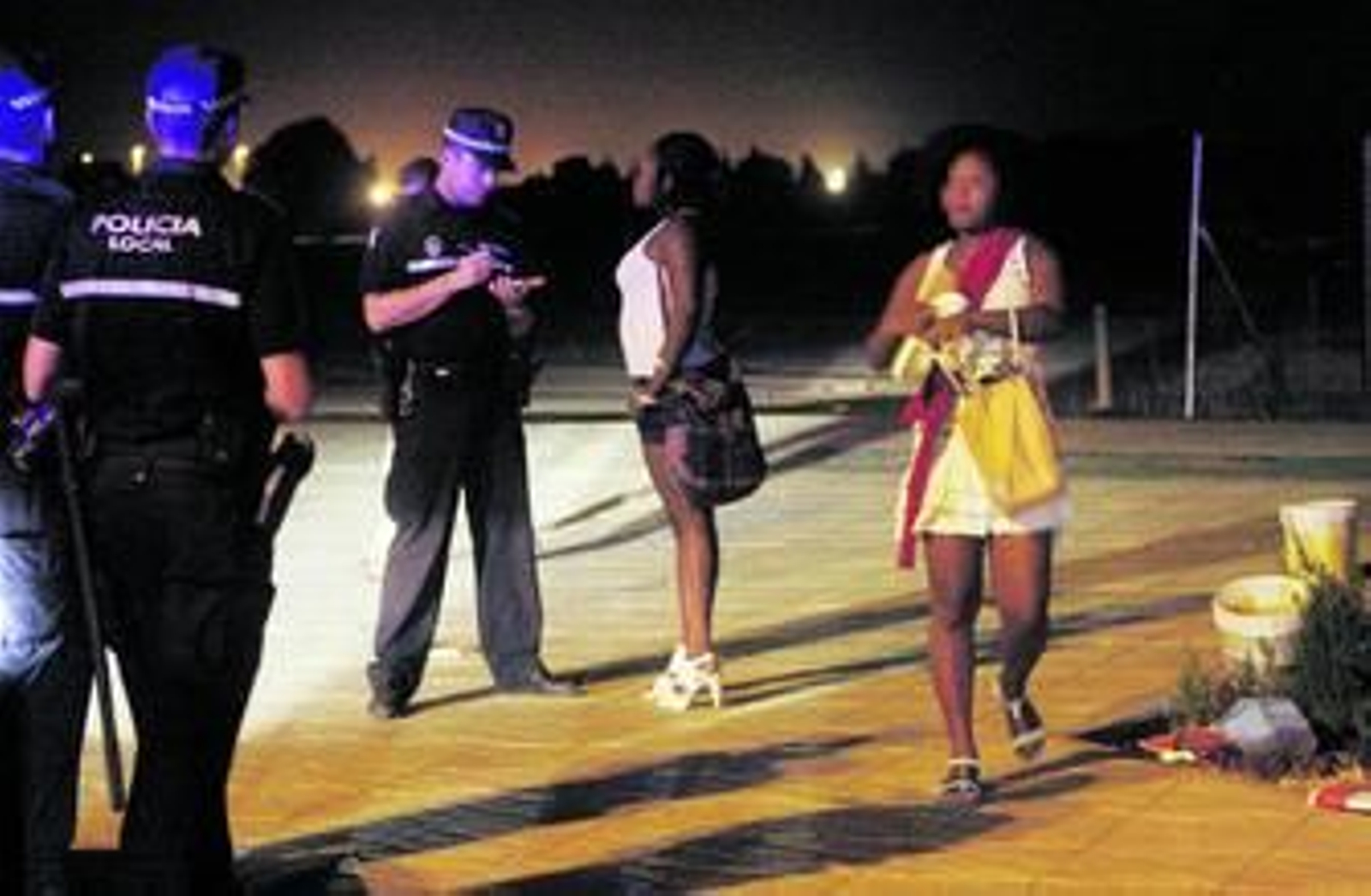 Un control de la Policía Local en Sevilla Este el pasado verano, unos días antes de que entrara en vigor la ordenanza.