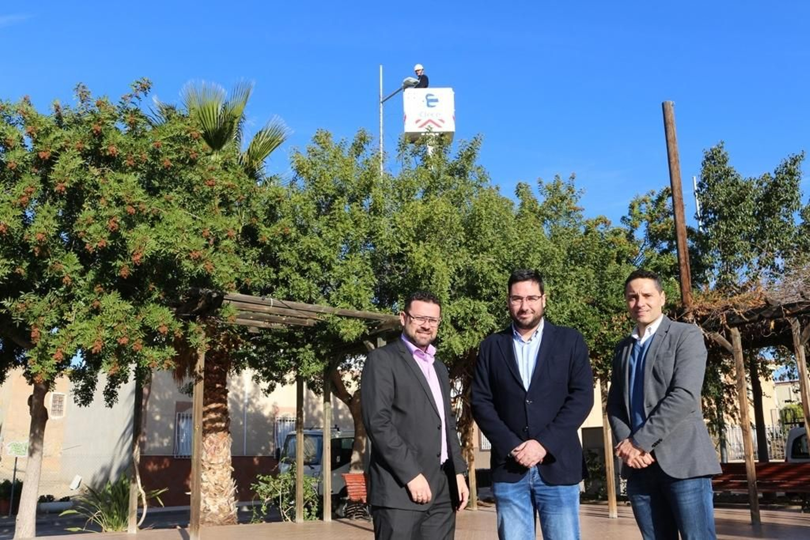 (De izquierda a derecha): Moisés Valdivia Bernabeu, jefe de servicio de Clece; José Díaz Ibáñez, alcalde de Tabernas; Diego López Sánchez, gerente provincial de Clece.