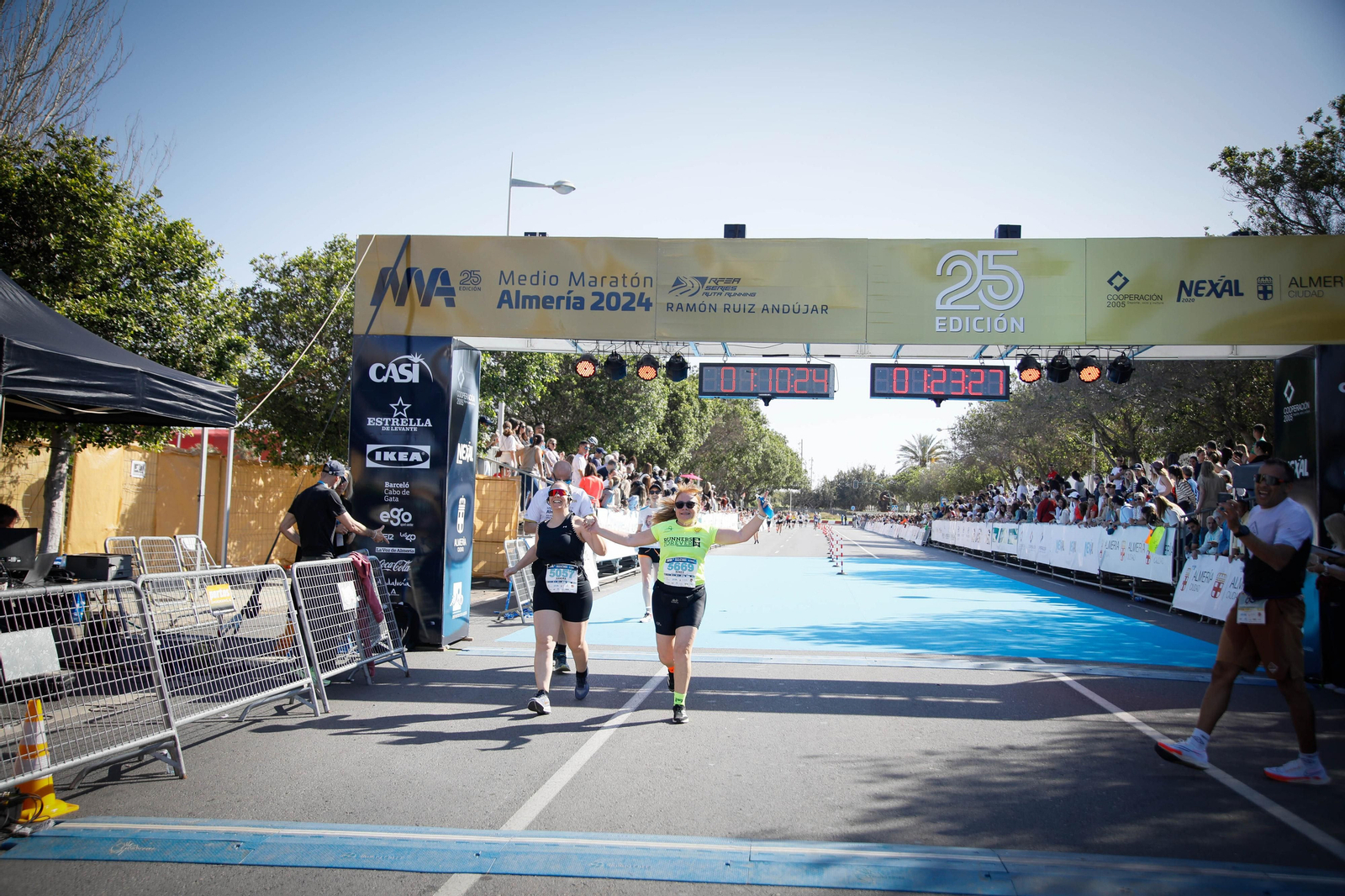 Imágenes de la llegada de la Media maratón Ciudad de Almería