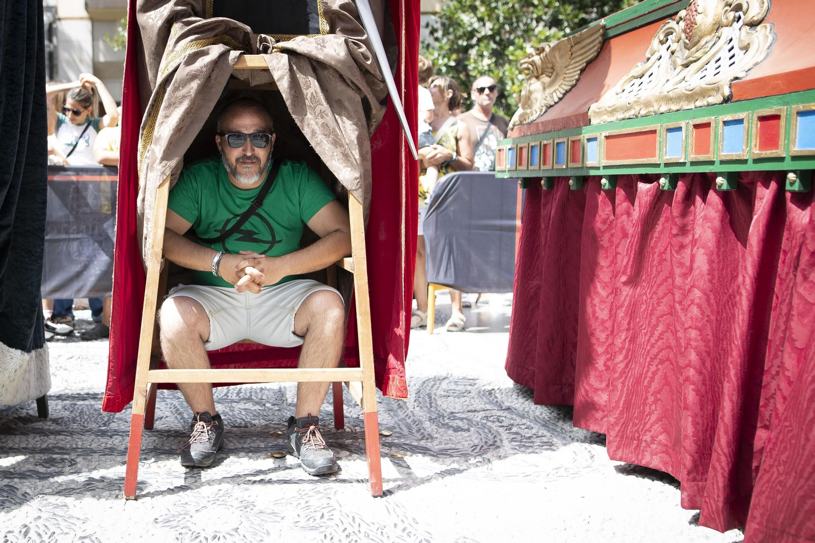 Las mejores imágenes del recorrido de la Tarasca por las calles de Granada