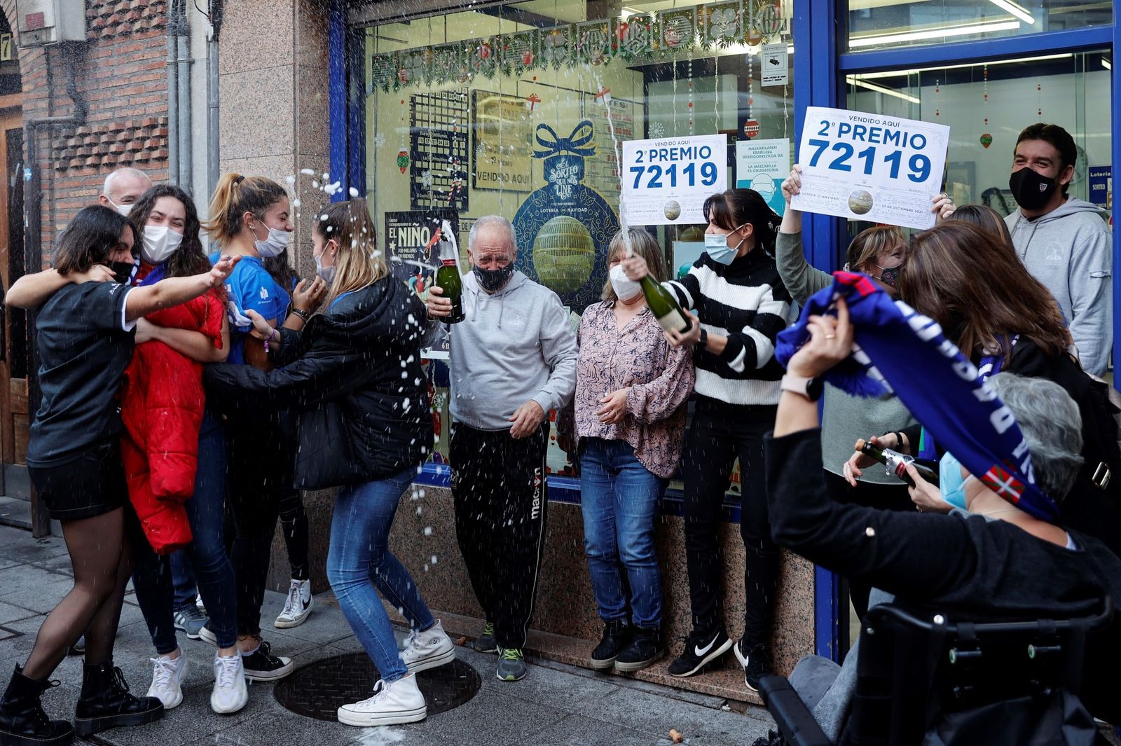 Celebraciones en Basauri por haber vendido el 72.119