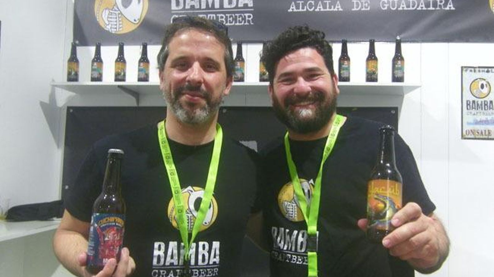 Dos de los socios de Bamba con su cerveza