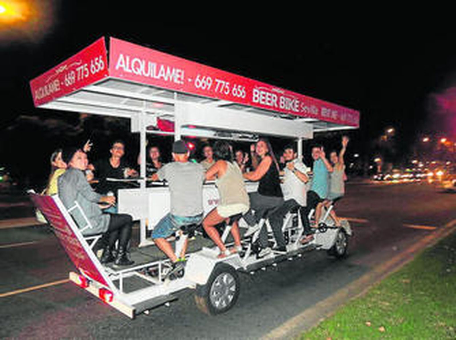 El ciclo de Beer Bike Sevilla, en una de sus salidas por la ciudad.