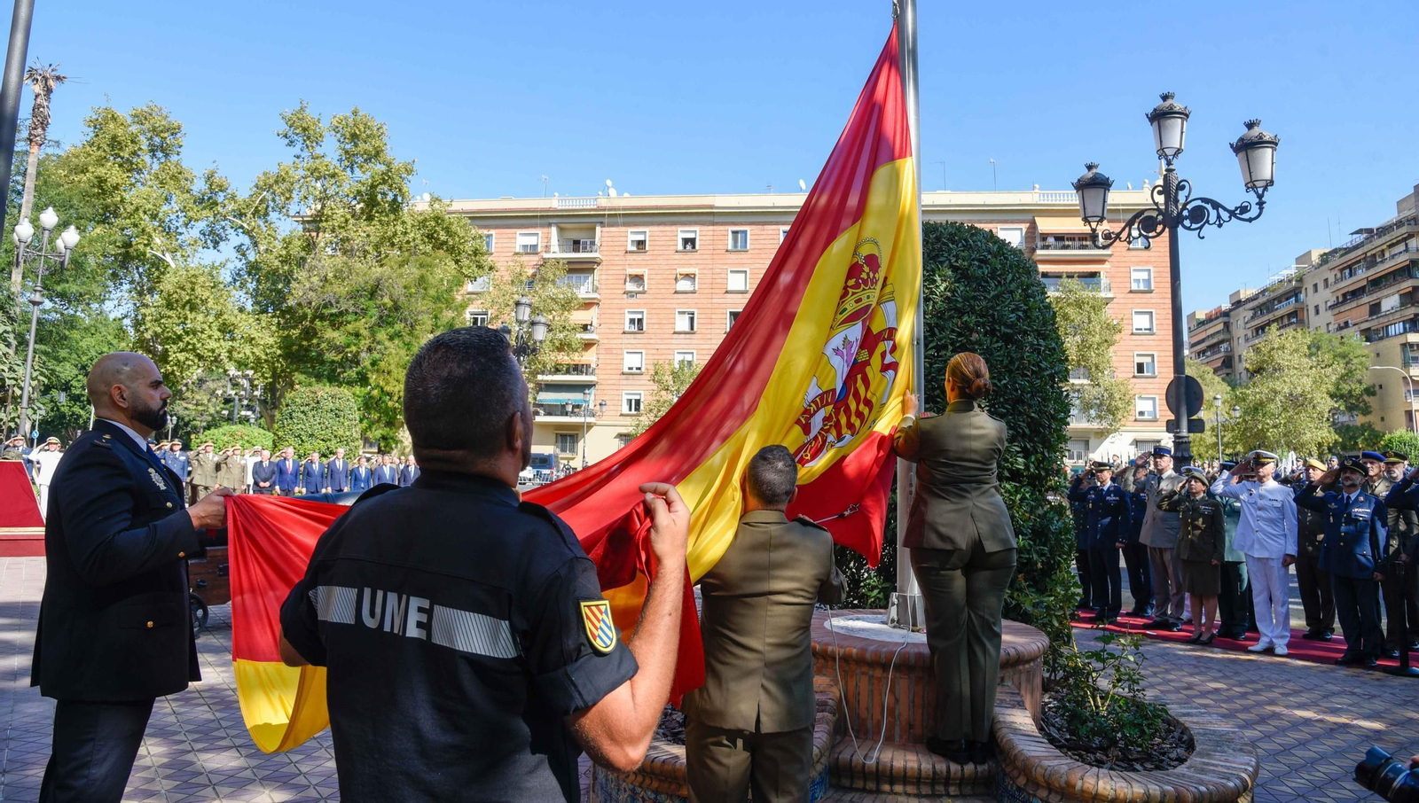 Acto de izado de la bandera y desfile por el día de la Hispanidad
