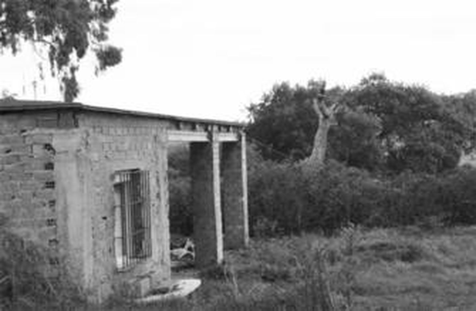 Imagen tomada ayer de una vivienda en construcción en la barriada algecireña de Pelayo.