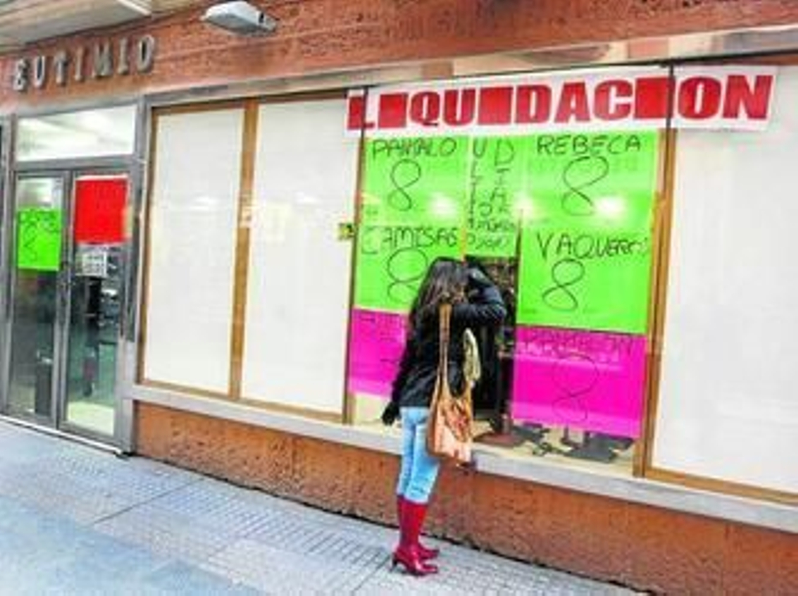 Los anuncios con precios de liquidación 'invaden' estos días los escaparates de Eutimio en la calle Pelota.