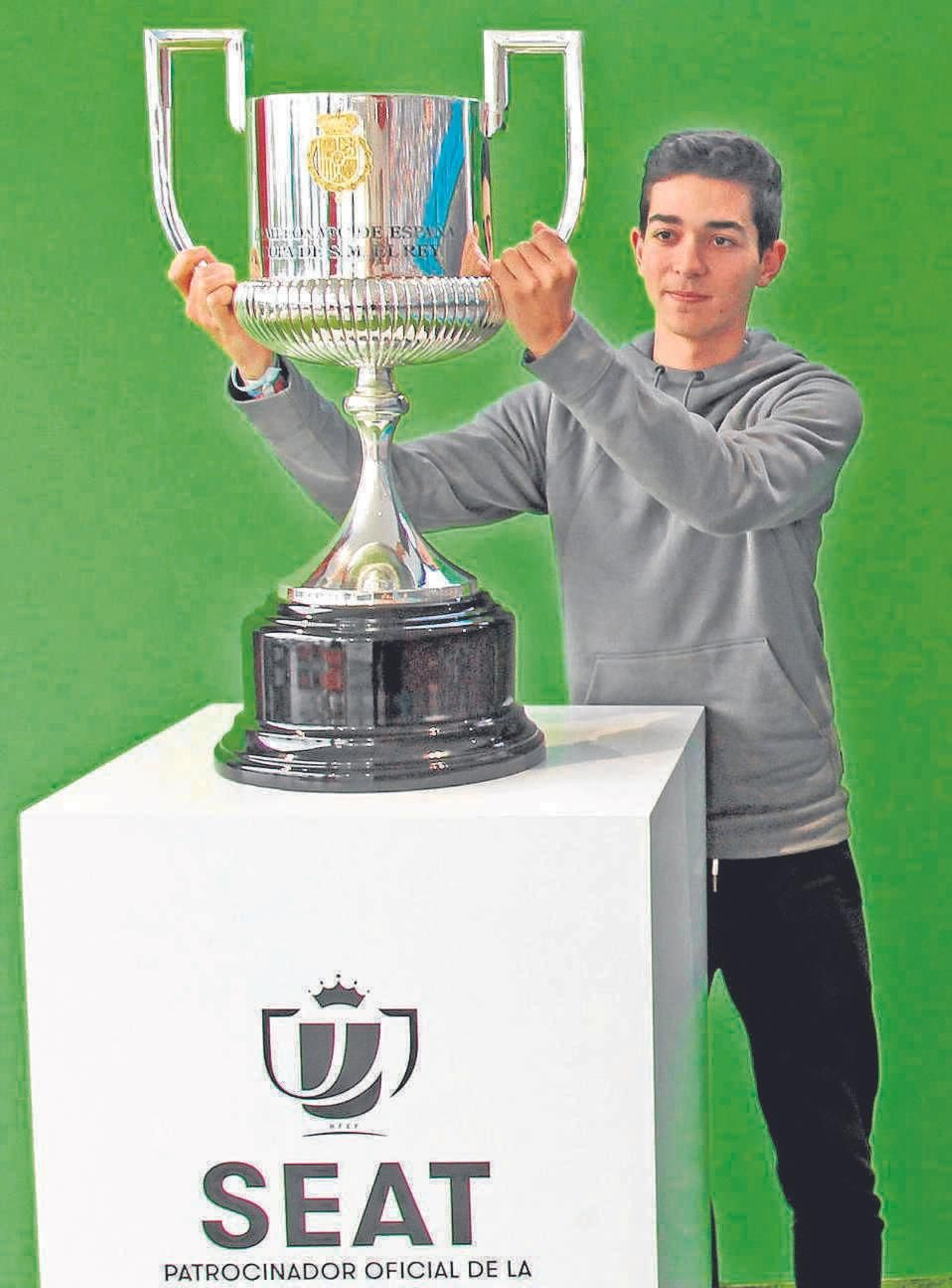 Los jerezanos pudieron tocar y posar con la copa.