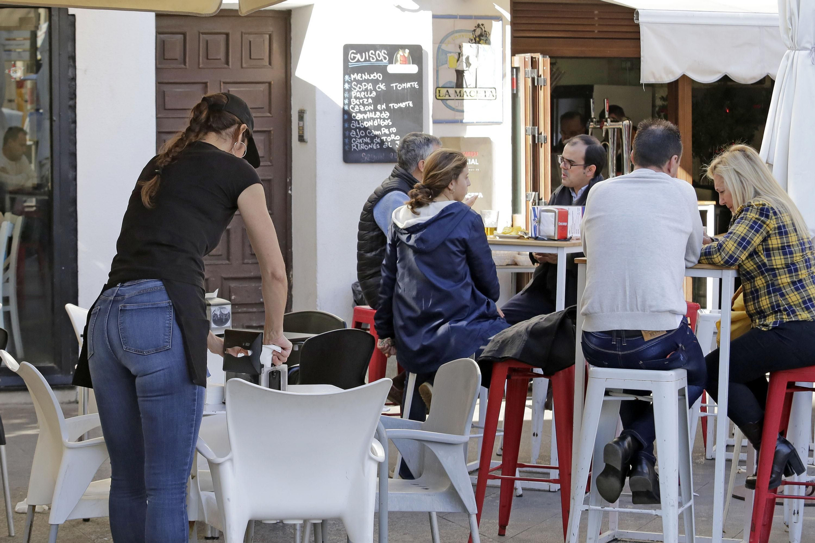 Una camarera en una terraza del centro.