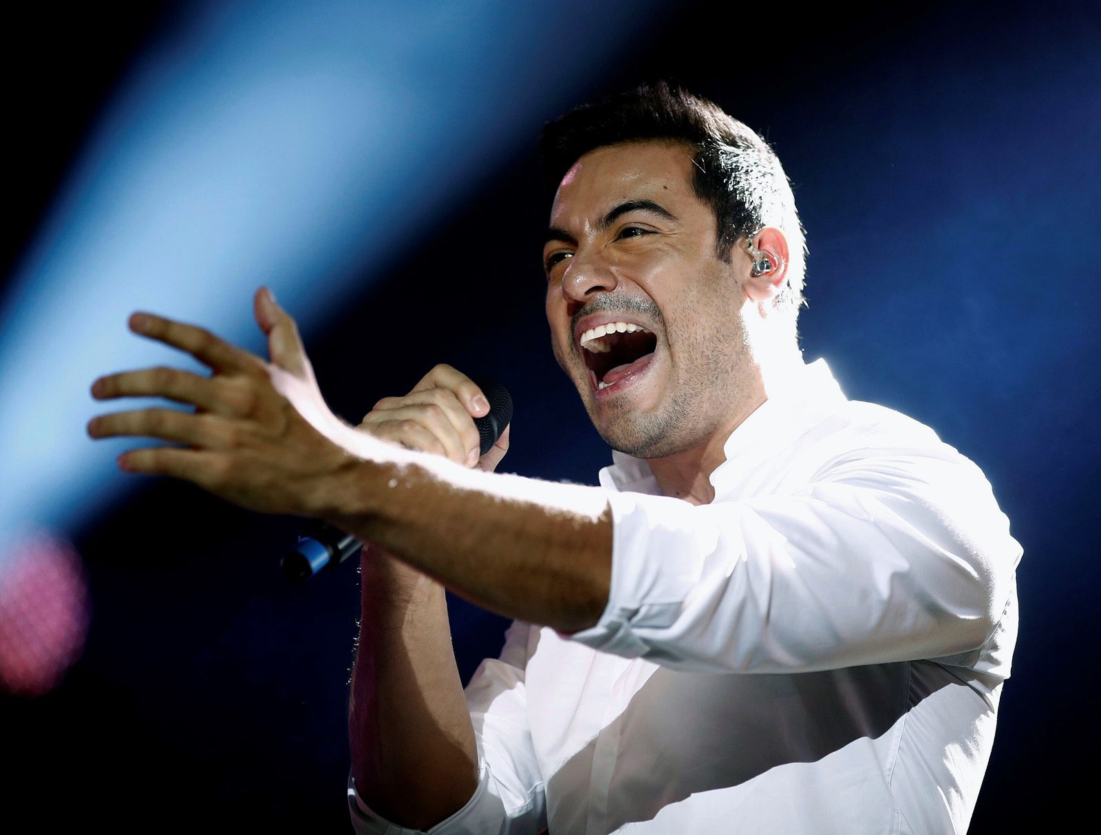 El artista mexicano Carlos Rivera durante un concierto.