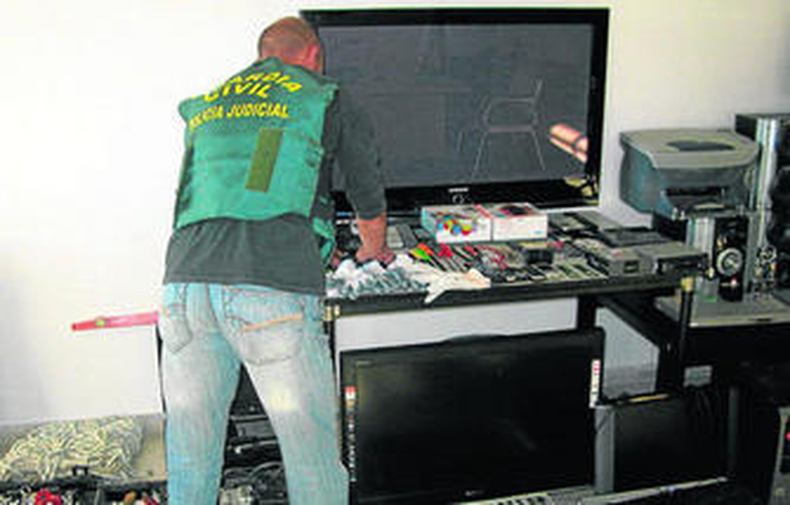 Parte del material intervenido por la Guardia Civil al grupo de delincuentes.