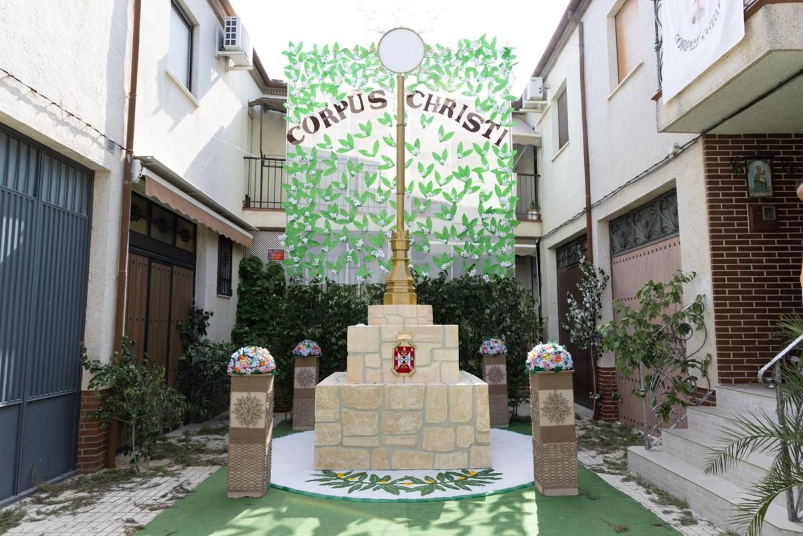 Los vecinos de Villardompardo exponen las obras de su Corpus un año más, en imágenes