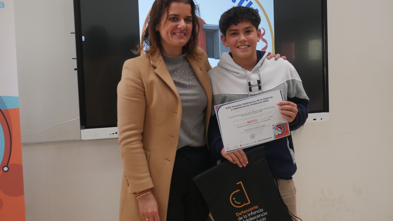 La alcaldesa de Benahadux con uno de los alumnos premiados.