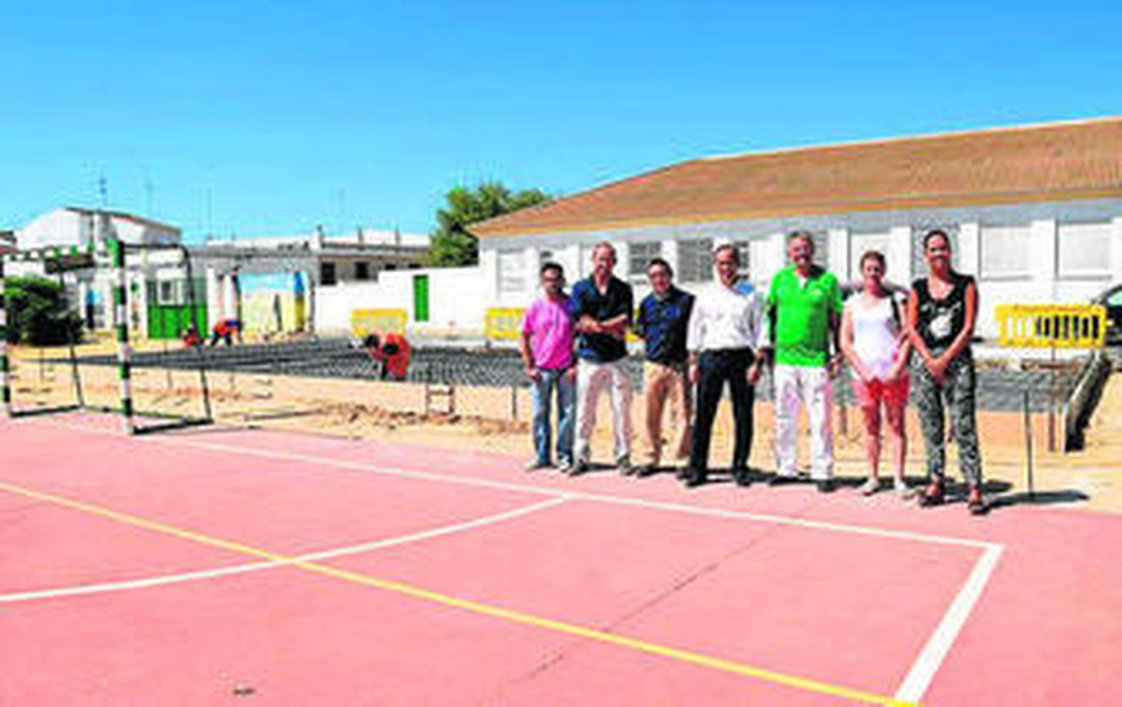 Las autoridades, en el patio del colegio Marismas de Hinojos.