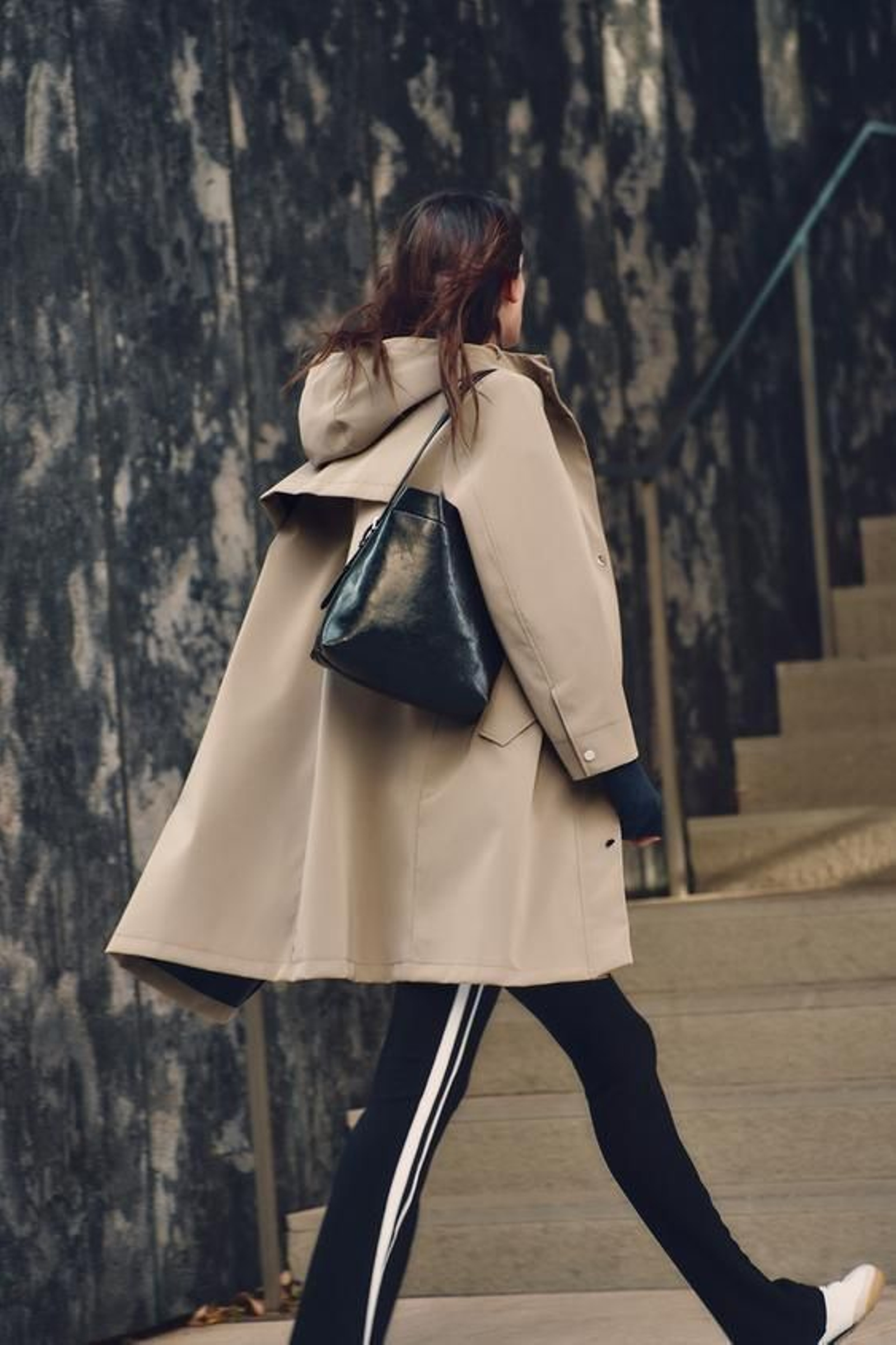 Este es el chubasquero engomado con capucha perfecto para el otoño