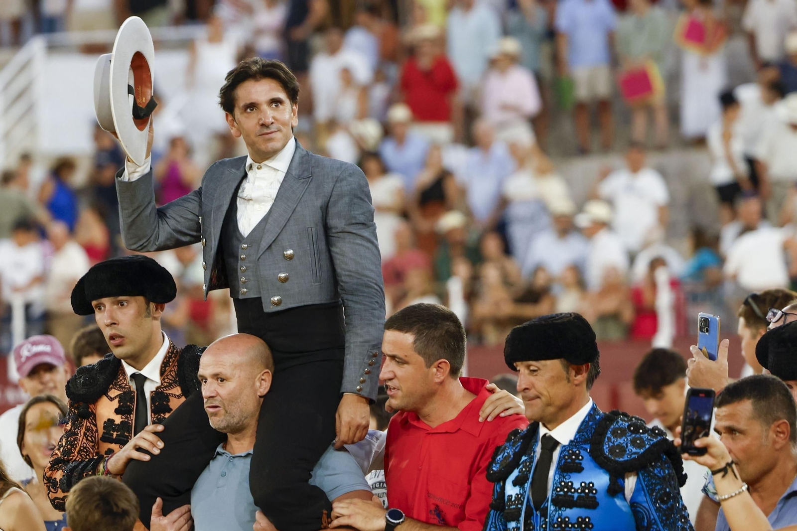 Diego Ventura saliendo a hombros.