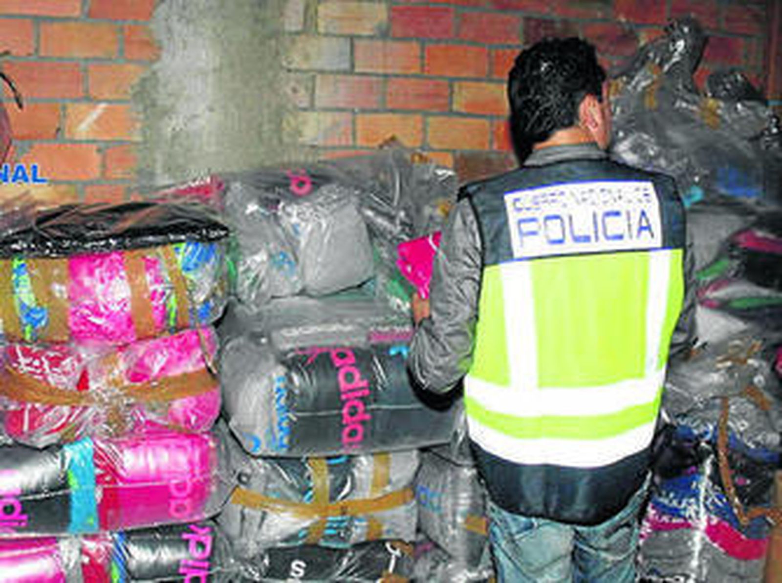 Un agente español ante parte del material incautado.