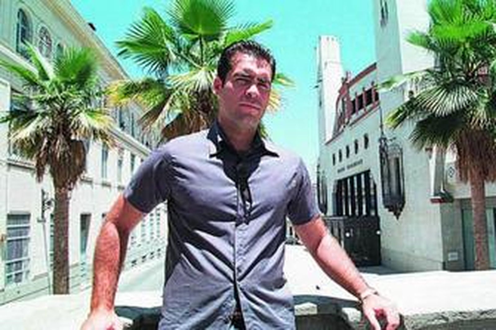 El tenor jerezano Ismael Jordi posa delante del Teatro Villamarta.