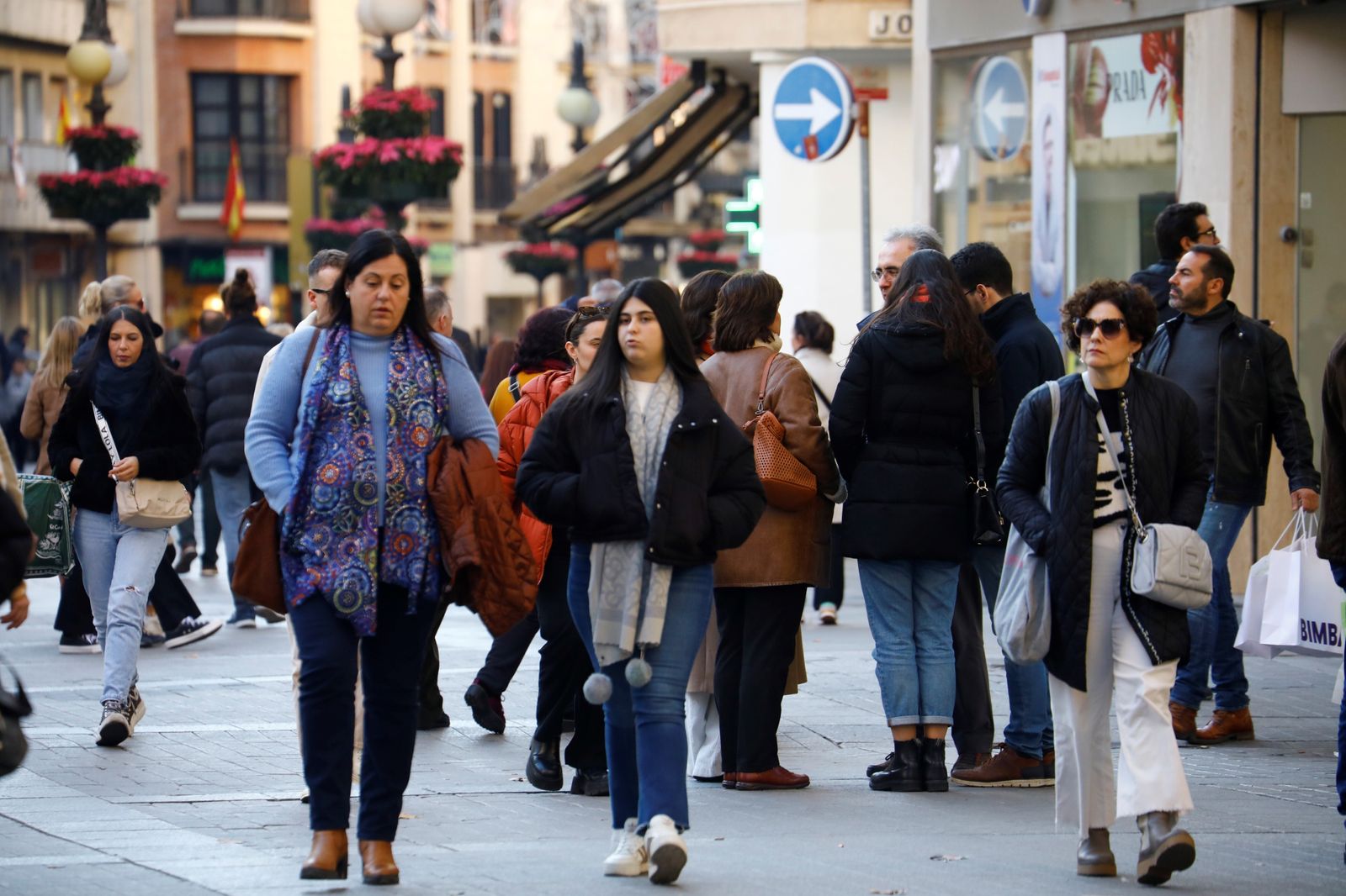 El gran ambiente en las calles de Córdoba en la previa de la Nochevieja, en fotografías
