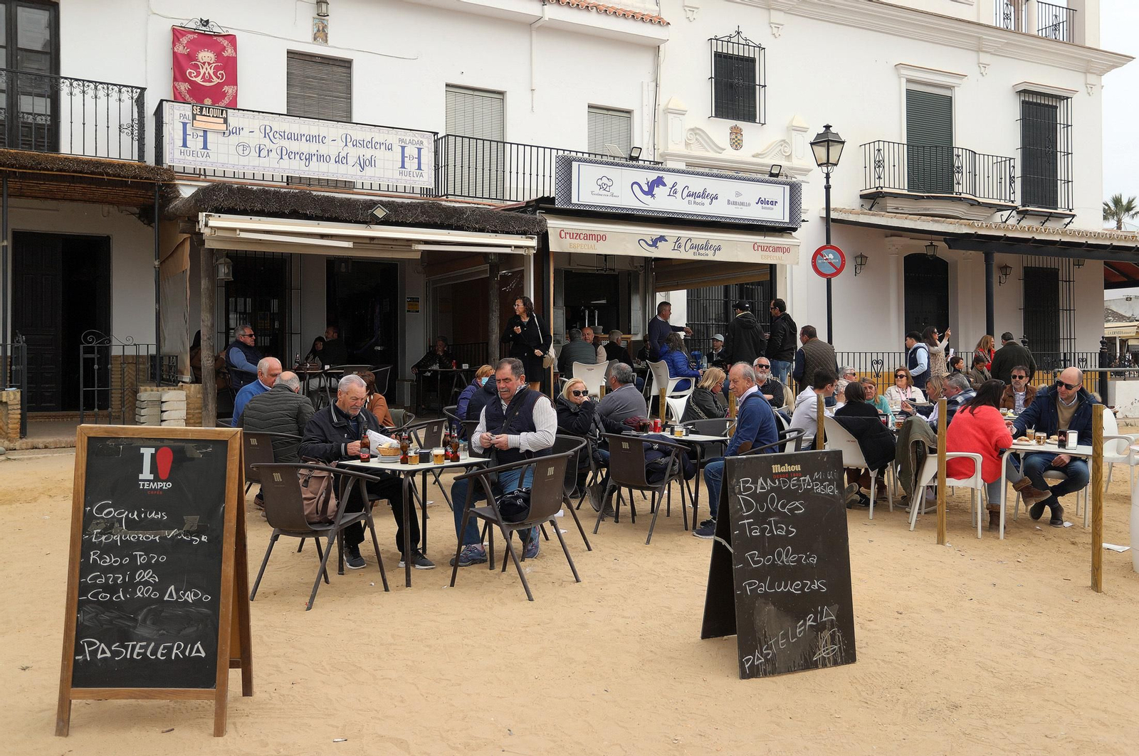 Imágenes del gran ambiente en la aldea de El Rocío en la mañana del domingo