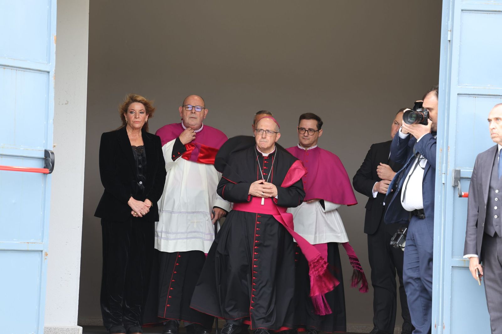 Fotografías de la llegada de Juanma Moreno, Feijóo y todas las autoridades al funeral por las víctimas de Adamuz en Huelva