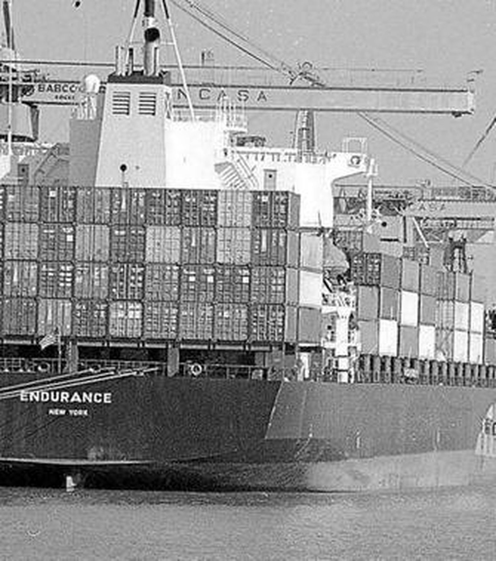 Un portacontenedores aguarda su salida en el muelle Reina Sofía.