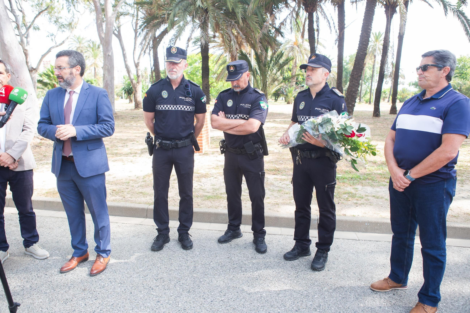 La Línea rinde homenaje al policía local Víctor Sánchez en el octavo aniversario de su muerte, en imágenes