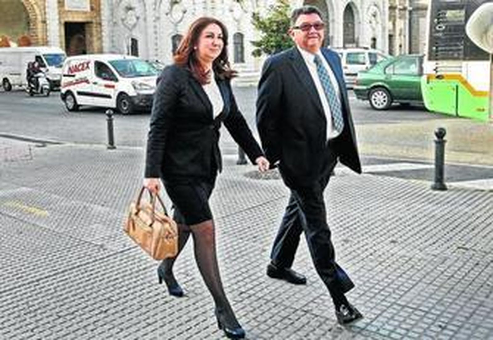 Eva Corrales y Lorenzo Sánchez entrando en la Audiencia Provincial de Cádiz el pasado mes de marzo para declarar por el 'caso horas extras'.