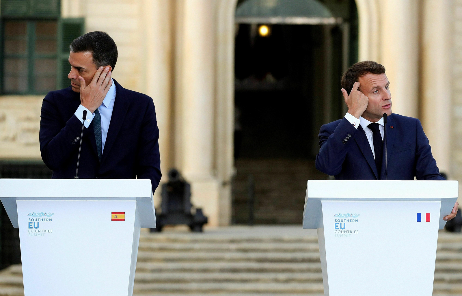 El presidente del Gobierno en funciones, Pedro Sánchez, junto al presidente francés, Emmanuel Macron, este viernes en La Valeta.