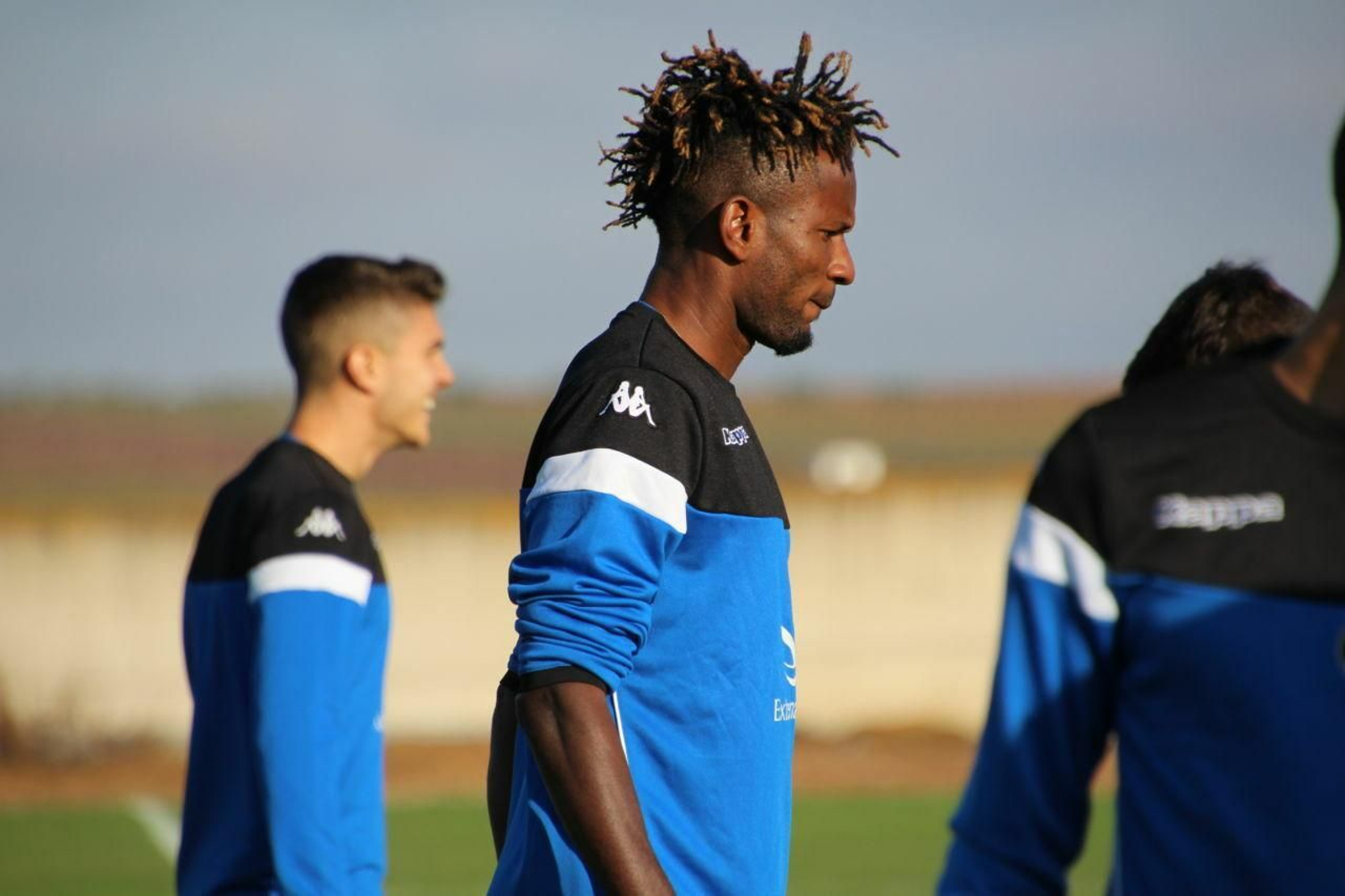 Lomotey, durante un entrenamiento con el Extremadura.