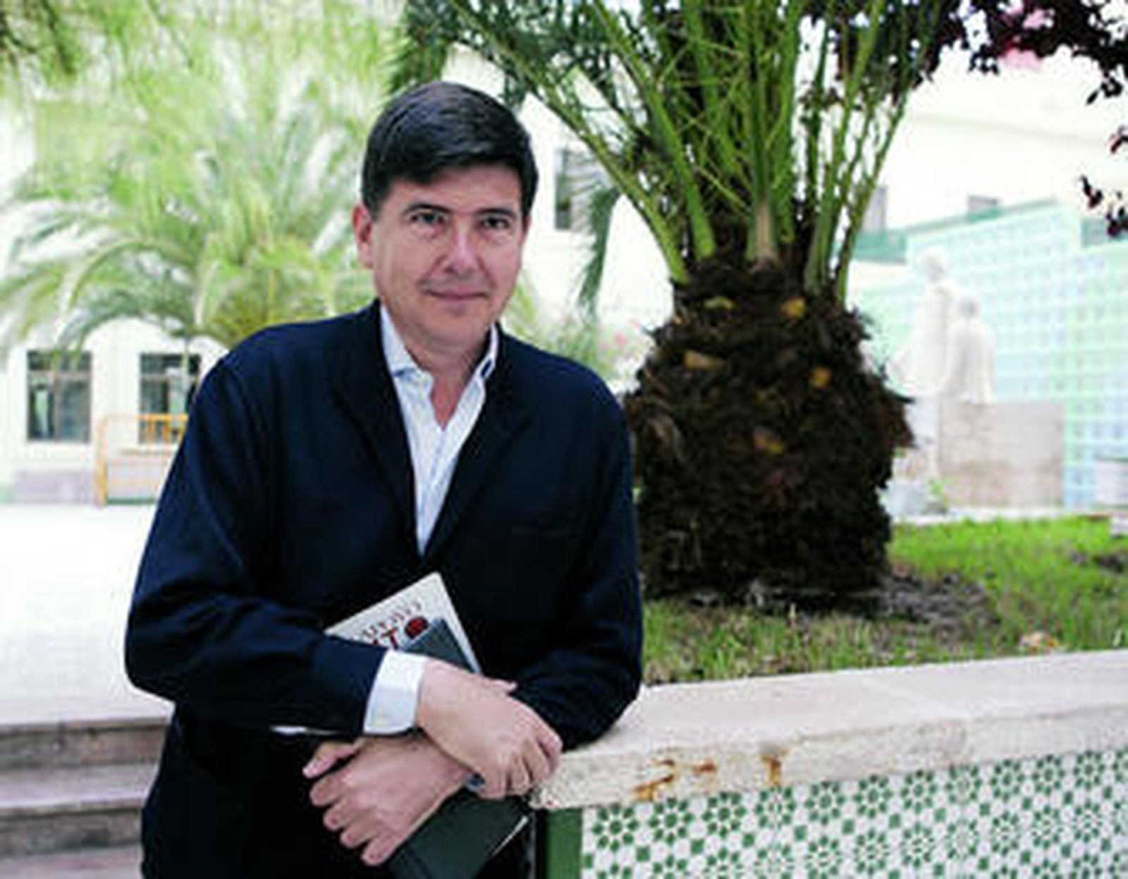 Manuel Pimentel en los jardines de La Salle.