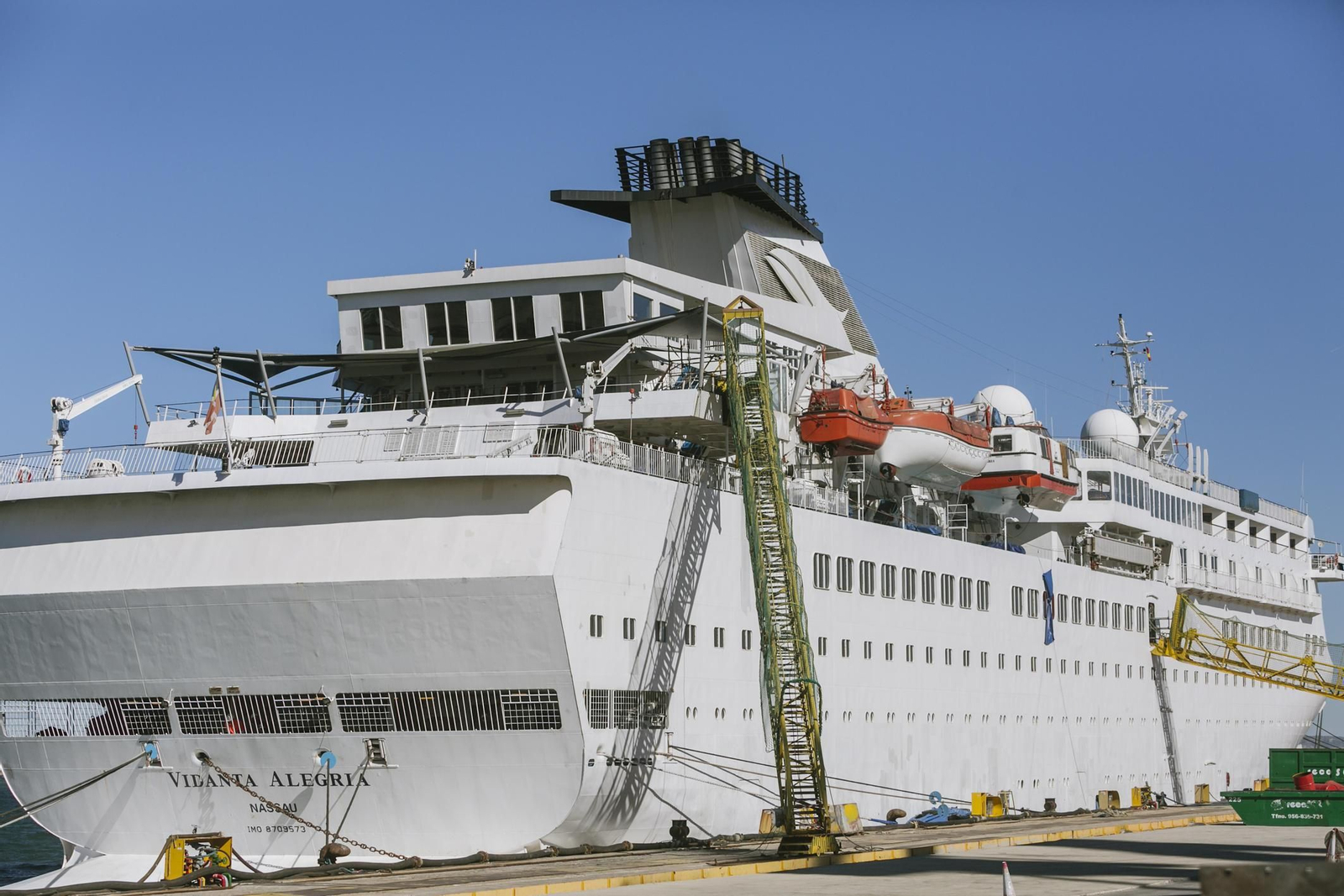 El 'Vidanta Alegría' espera atracado en el cantil de Navantia, en Cádiz, a la espera de instrucciones concretas sobre el proceso de reconversión en crucero de lujo.