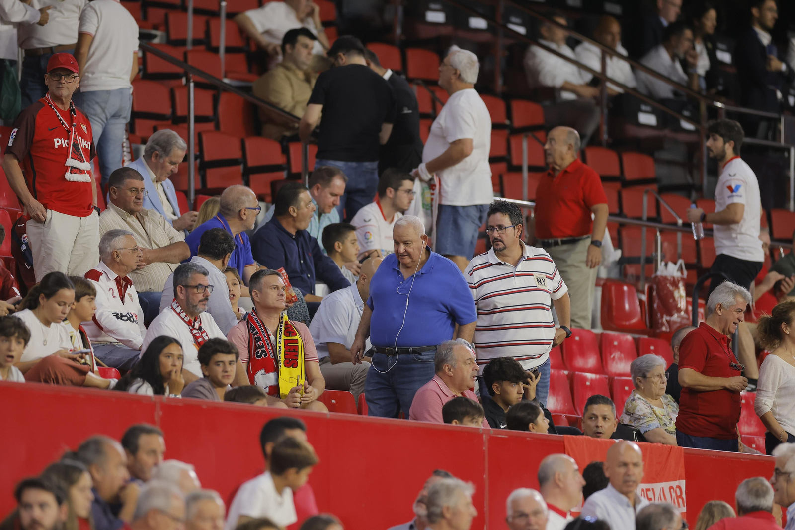 Búscate en las fotos del Sevilla-Lens