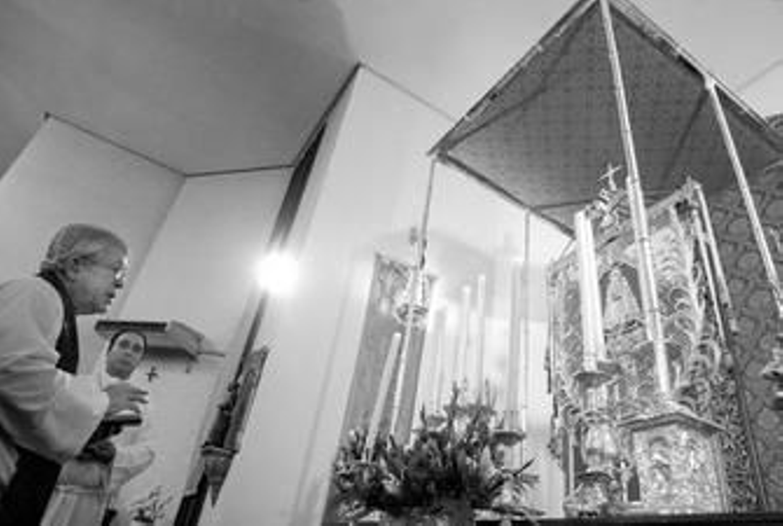 El párroco Sebastián Llanes bendice al Simpecado del Rocío.