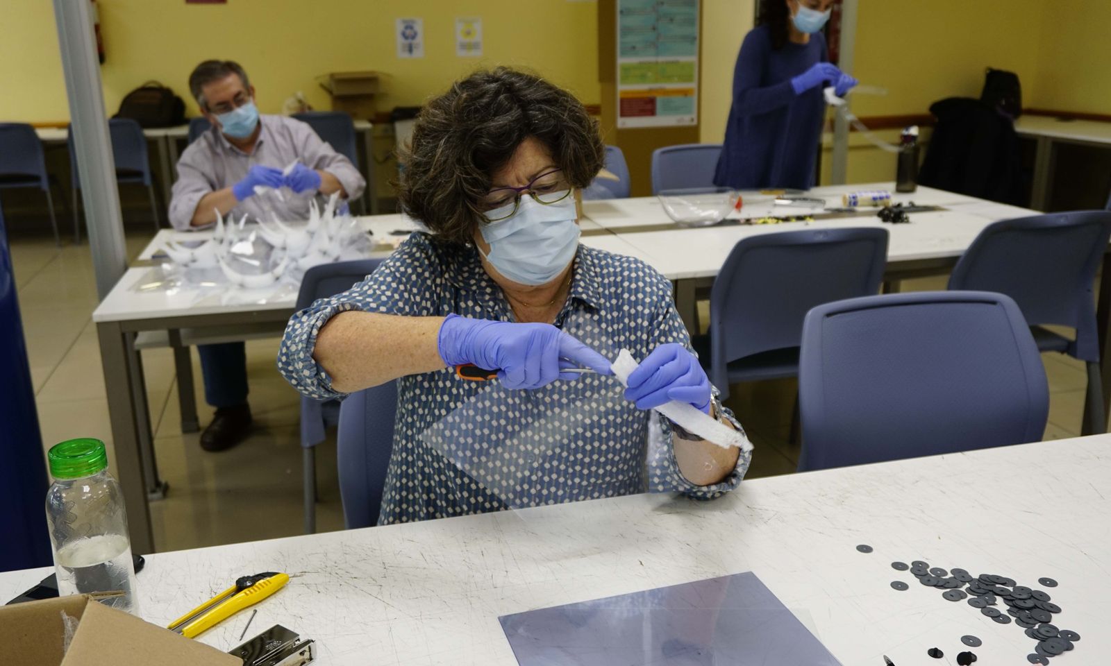 Coronavirus en Sevilla: El Fablab de la Escuela de Arquitectos fabrica mil mascarillas al día.