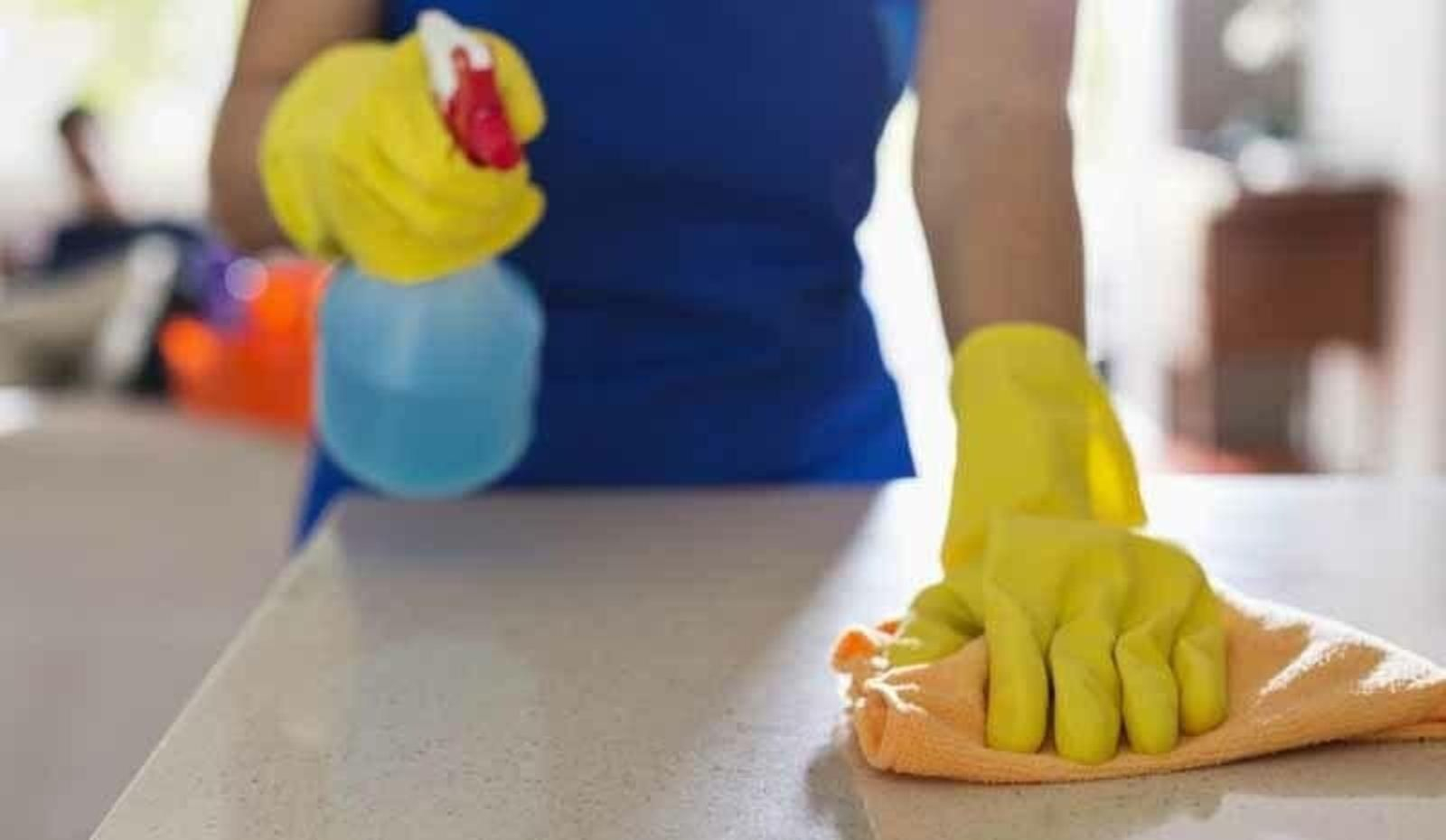 Una persona limpiando una encimera