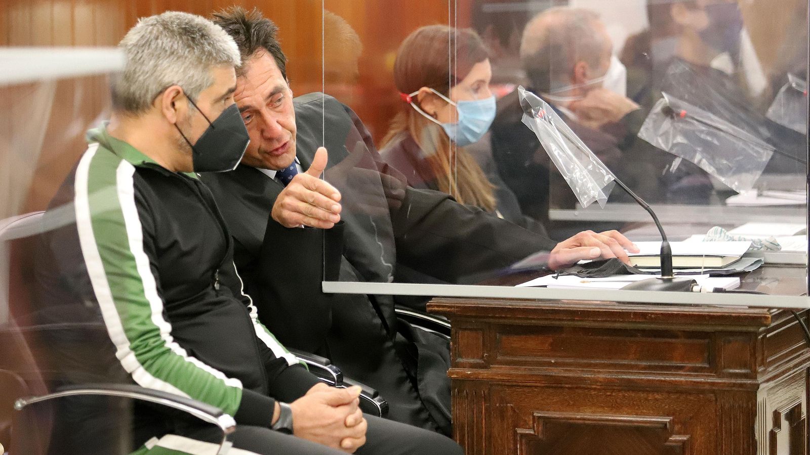 Bernardo Montoya habla con su abogado en la primer jornada del juicio. Bernardo Montoya habla con su abogado en la primer jornada del juicio.