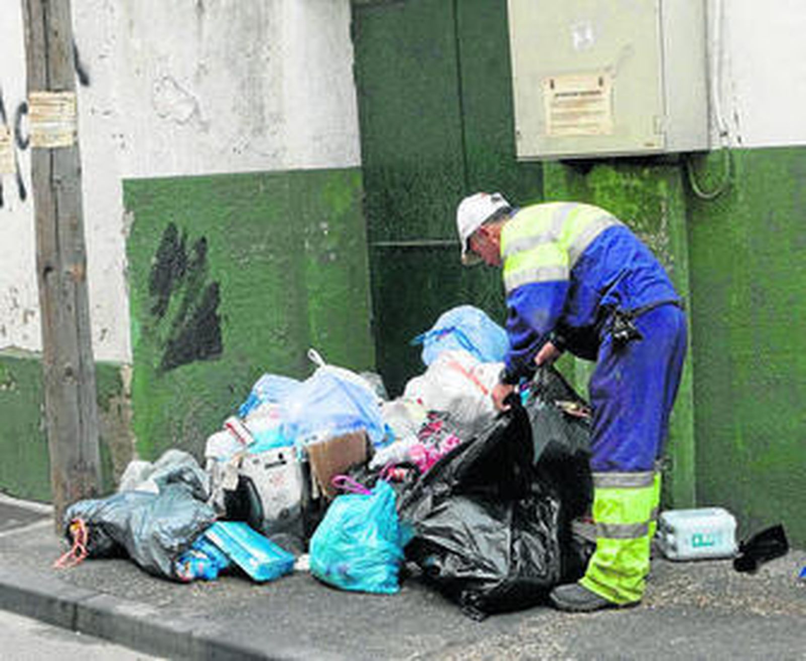 Un empleado municipal recoge la basura.
