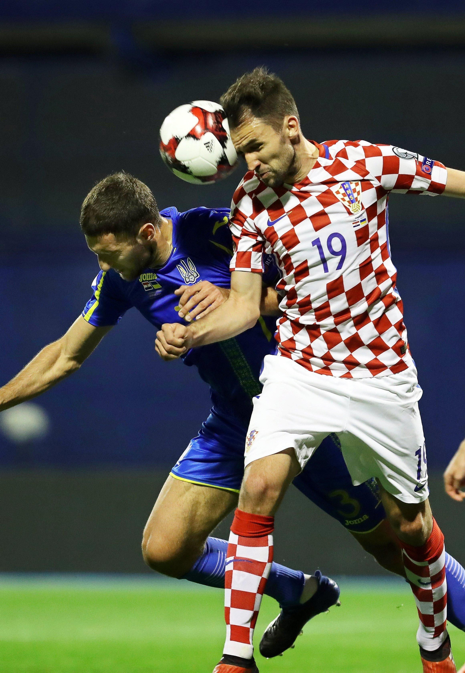 El croata Badelj cabecea ante la oposición del ucraniano Ordets.