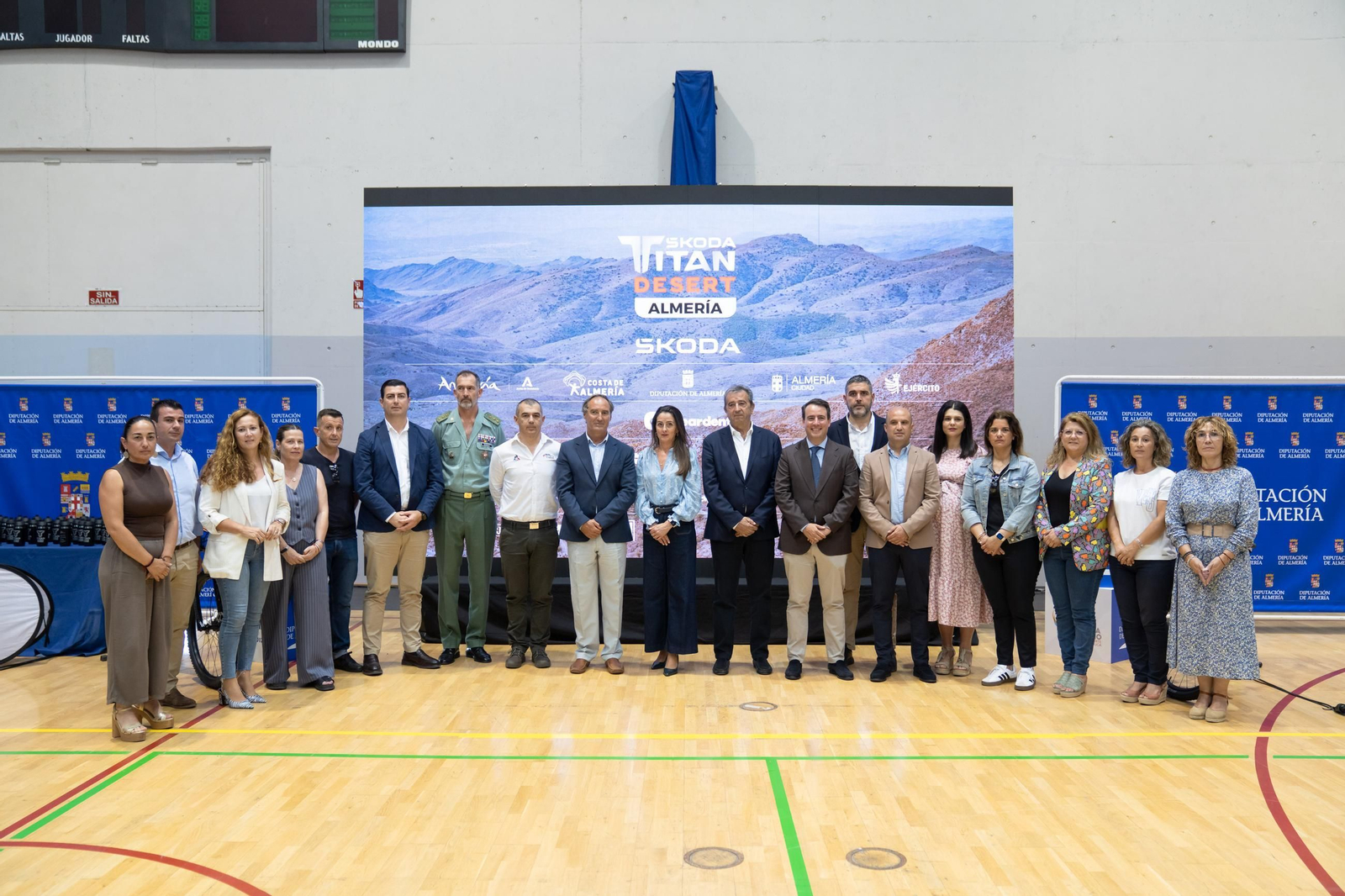 Autoridades y organizadores en la presentación de la prueba en el pabellón Moisés Ruiz
