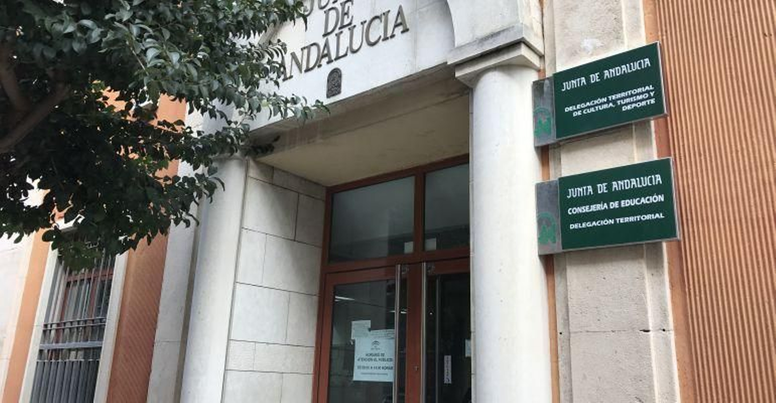 Puertas de la Delegación de Educación de Jaén.