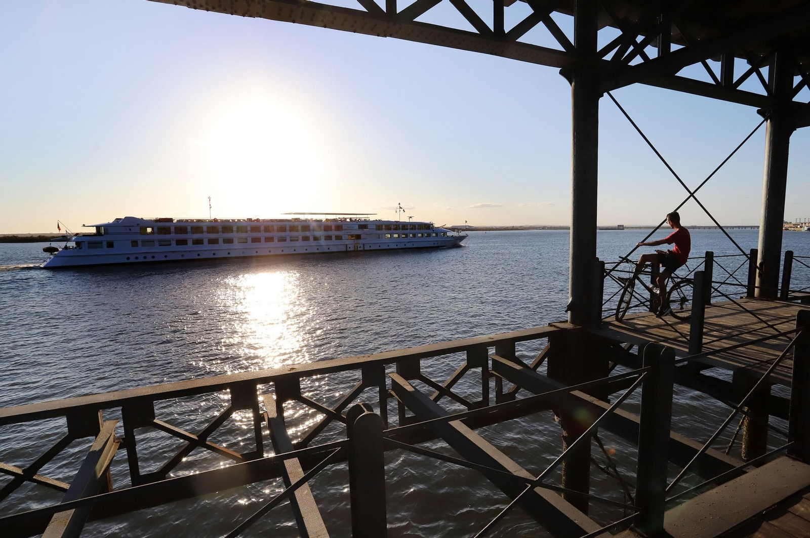 Llegada del del crucero La Belle de Cadix al Puerto de Huelva